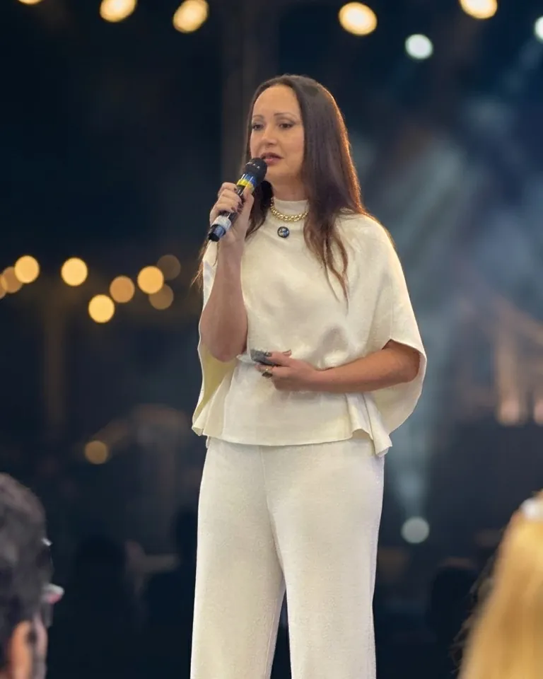 Fabiana Medina palestrando no Sebrae SP, com a plateia em primeiro plano